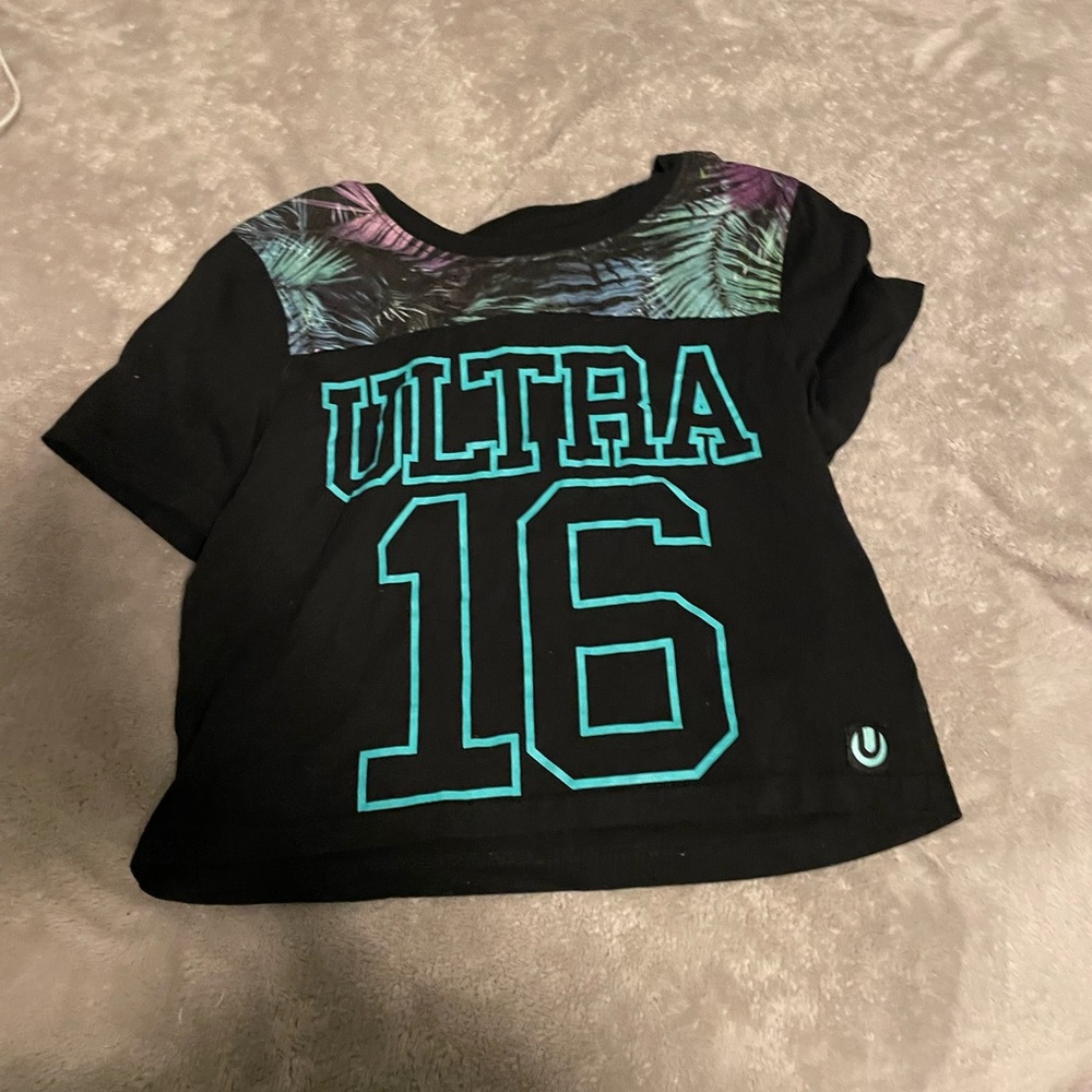 black t-shirt, ultra 16